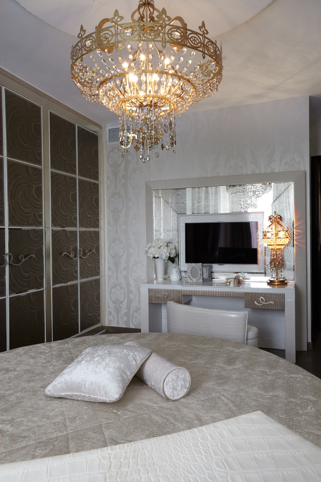 Art Deco Apartment thumbnail 5